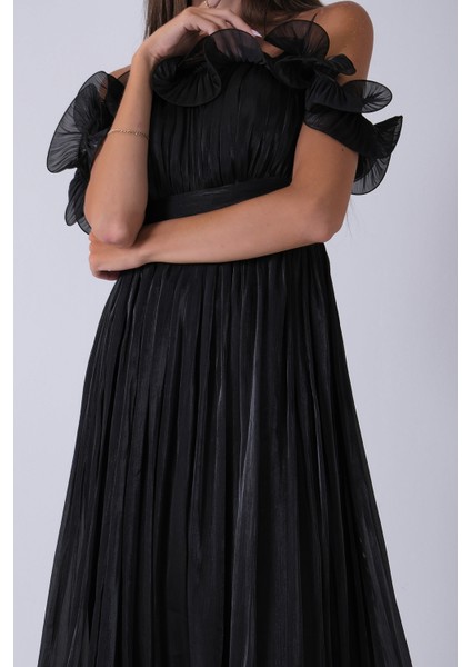 Siyah Göğüs ve Etek Ucu Çiçek Detaylı Abiye Elbise 9705622.01