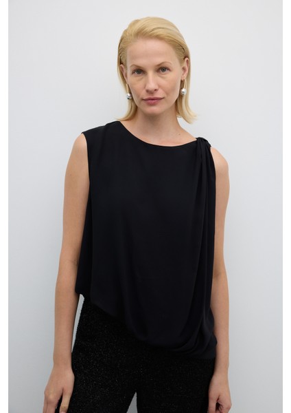 Omuzu Fiyonk Detaylı Kolsuz Bluzan Siyah K2613017_001