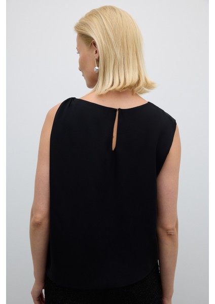 Omuzu Fiyonk Detaylı Kolsuz Bluzan Siyah K2613017_001 fiyatları