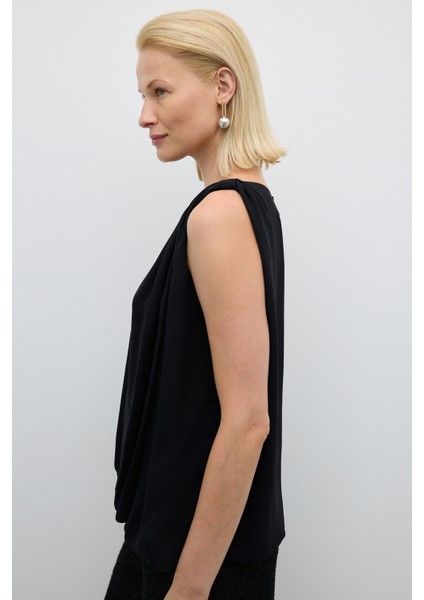 Omuzu Fiyonk Detaylı Kolsuz Bluzan Siyah K2613017_001 fırsatları