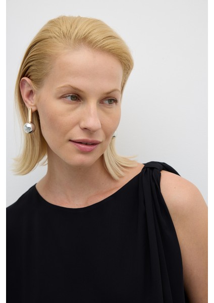 Omuzu Fiyonk Detaylı Kolsuz Bluzan Siyah K2613017_001 indirimleri