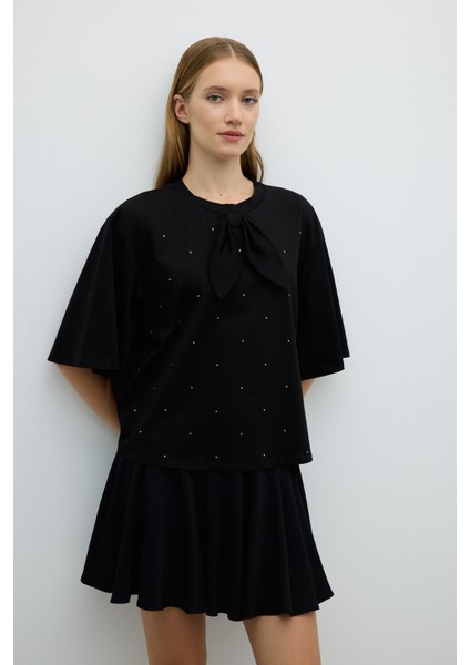 Bisiklet Yaka Fiyonk Taş Baskılı T-Shirt Siyah K2623843_001