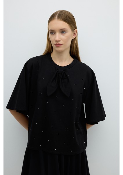 Bisiklet Yaka Fiyonk Taş Baskılı T-Shirt Siyah K2623843_001 modelleri