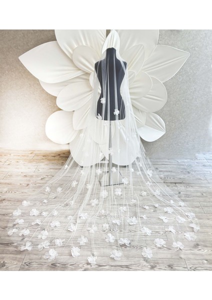 Üç Boyutlu Çiçekli İşlemeli Uzun Duvak