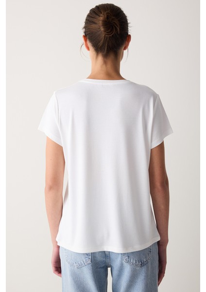 Beyaz V Yaka Regular Fit Modal Tişört modelleri