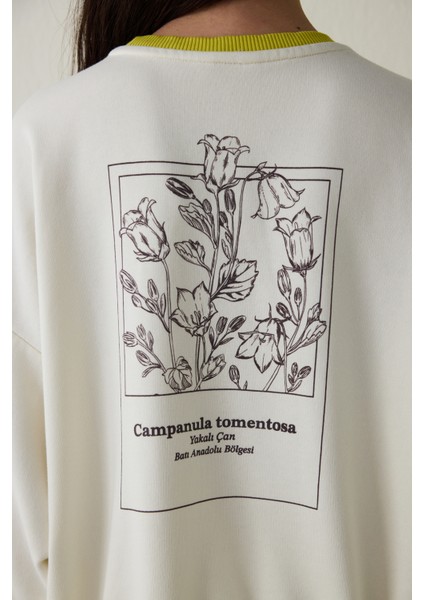 Açık Bej Çiçek Desenli Yakalı Oversize Çan Sweatshirt - Inspired By Flora