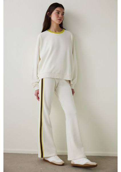 Açık Bej Çiçek Desenli Yakalı Oversize Çan Sweatshirt - Inspired By Flora