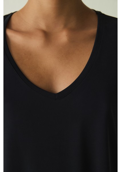 Siyah V Yaka Modal Kısa Kollu Tişört