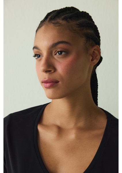 Siyah V Yaka Modal Kısa Kollu Tişört