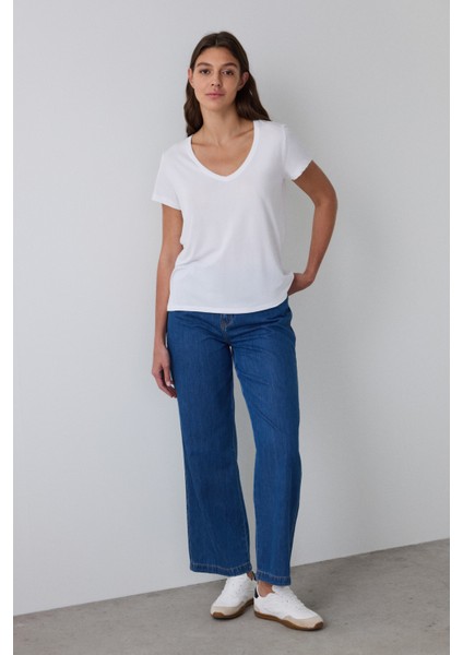 Beyaz V Yaka Kısa Kollu Tişört