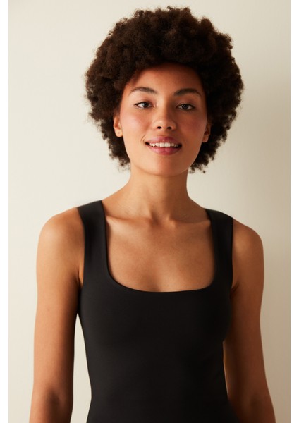 Kare Yaka Askılı Siyah Bluz