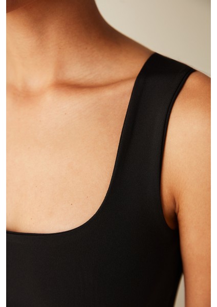 Kare Yaka Askılı Siyah Bluz