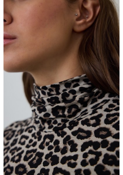 Leopar Desenli Yarım Balıkçı Yaka Slim Fit Uzun Kollu Üst