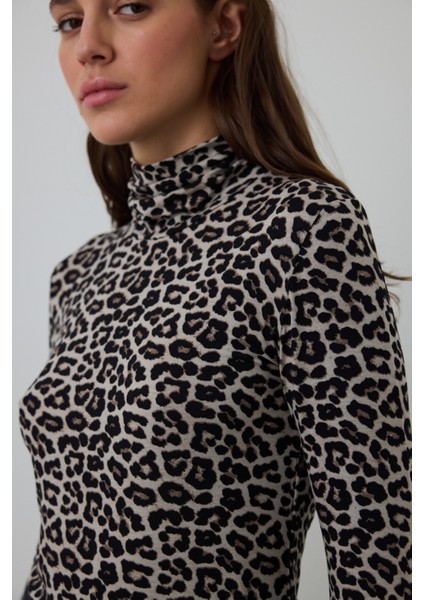 Leopar Desenli Yarım Balıkçı Yaka Slim Fit Uzun Kollu Üst modelleri