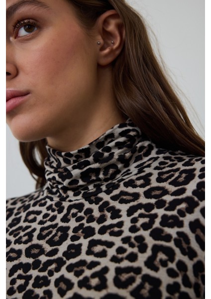 Leopar Desenli Yarım Balıkçı Yaka Slim Fit Uzun Kollu Üst