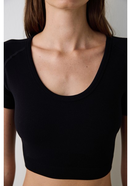 Siyah Dikişsiz Slim Fit Kısa Kollu Crop Spor Üst
