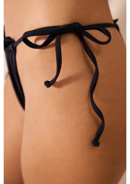 Basic Yandan İp Bağlamalı Siyah Bikini Altı