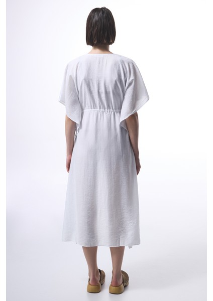 Beyaz Çiçekli Bağlama Detaylı Kimono