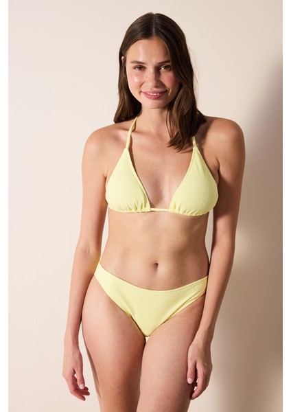 Kadın Orta Bel Ruth Slip Bikini Altı – Sarı Dokulu Desensiz Kumaş, Deniz ve Yaz Tatili İçin Rahat Tasarım