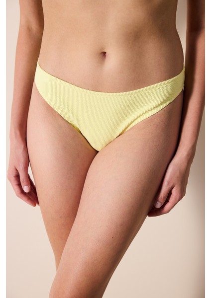 Kadın Orta Bel Ruth Slip Bikini Altı – Sarı Dokulu Desensiz Kumaş, Deniz ve Yaz Tatili İçin Rahat Tasarım