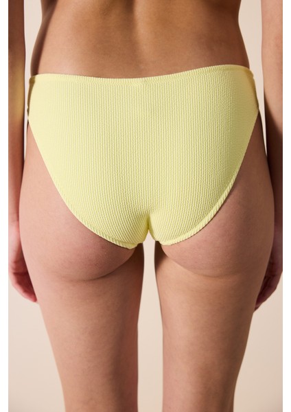 Kadın Orta Bel Ruth Slip Bikini Altı – Sarı Dokulu Desensiz Kumaş, Deniz ve Yaz Tatili İçin Rahat Tasarım
