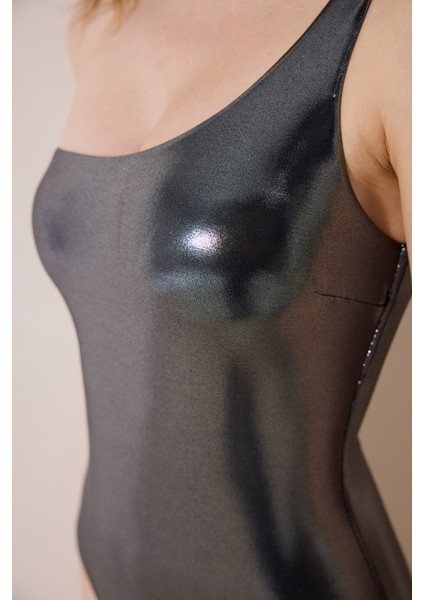 Faylinn Tek Omuz Parlak Gümüş Rengi Mayo - Gamze Erçel Koleksiyonu