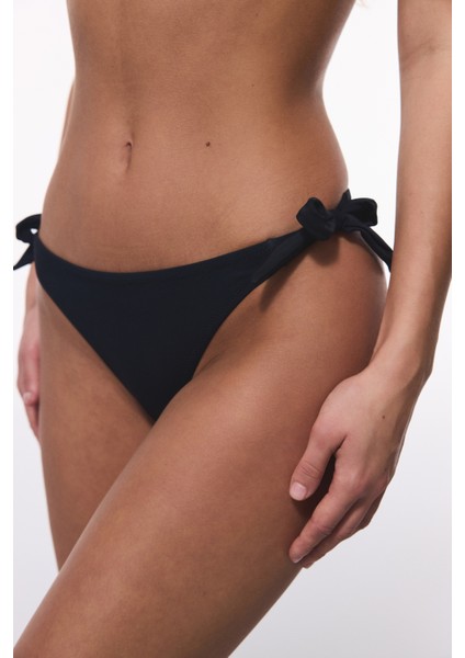 Siyah String Düşük Bel Bikini Altı