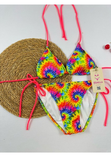 Batik Desenli Yandan ve Boyundan Bağlamalı Şık Kadın Bikini Takımı
