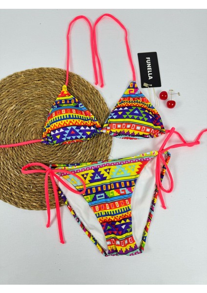 Batik Deseni Üçgen Şık Yandan ve Boyundan Bağlamalı Kadın Bikini Takımı