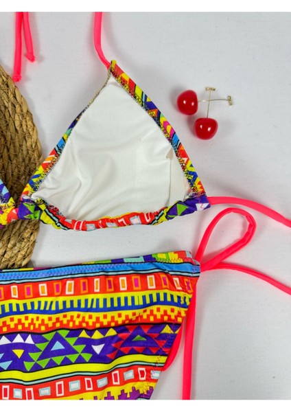 Batik Deseni Üçgen Şık Yandan ve Boyundan Bağlamalı Kadın Bikini Takımı fırsatları