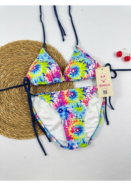 Batik Desenli Yandan ve Boyundan Bağlamalı Şık Kadın Bikini Takımı