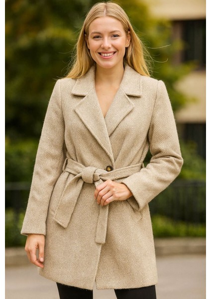 Kadın Bej Kuşaklı Kaban – Şık Düğmeli Yün Görünümlü Kışlık Mont