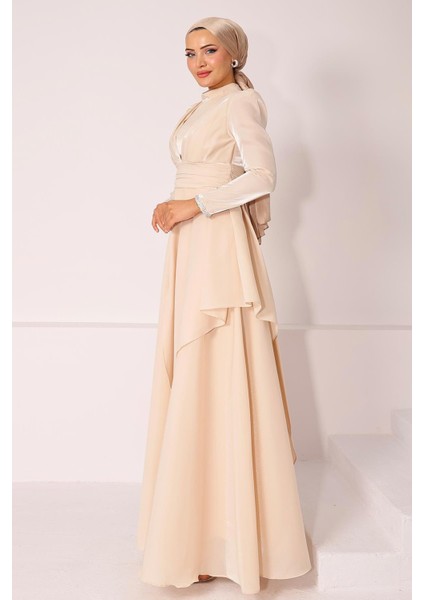 Kol Ağzı Taş İşlemeli Pile ve Volan Detaylı Tafta Saten Tesettür Abiye Elbise KREM 1215