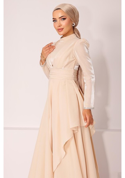 Kol Ağzı Taş İşlemeli Pile ve Volan Detaylı Tafta Saten Tesettür Abiye Elbise KREM 1215