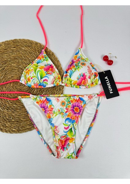 Beyaz Çiçek Desenli Yandan ve Boyundan Bağlamalı Şık Kadın Bikini Takımı