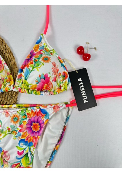 Beyaz Çiçek Desenli Yandan ve Boyundan Bağlamalı Şık Kadın Bikini Takımı fiyatları