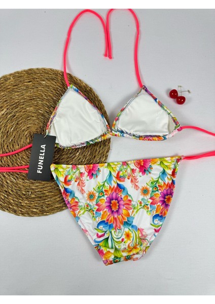 Beyaz Çiçek Desenli Yandan ve Boyundan Bağlamalı Şık Kadın Bikini Takımı modelleri