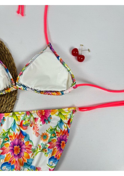 Beyaz Çiçek Desenli Yandan ve Boyundan Bağlamalı Şık Kadın Bikini Takımı fırsatları