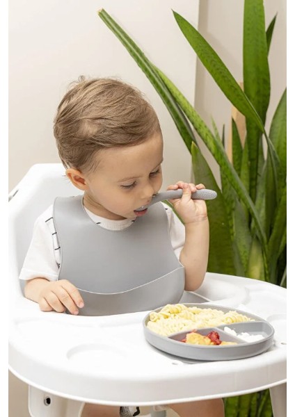 Gri 3’lü Silikon Yemek Seti – Önlük + Diş Kaşıyıcılı Kaşık + Vakumlu Tabak modelleri