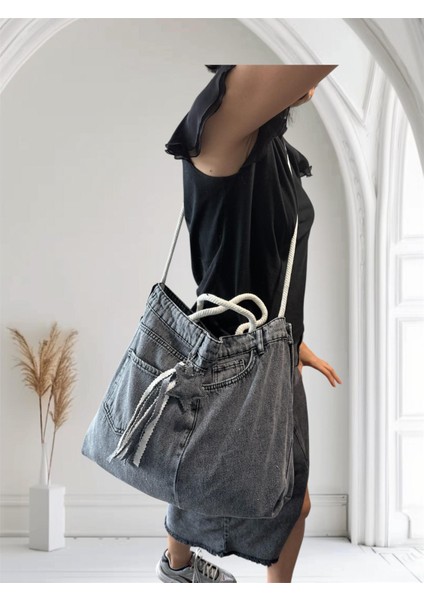 El Işçiliği Charm Detaylı Denim Omuz Çantası