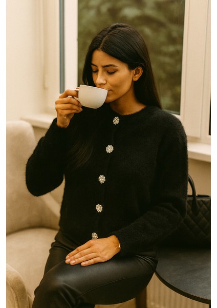 Kadın Siyah Yumuşak Dokulu Hırka Taşlı Düğme Detaylı 5559