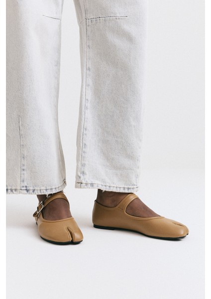 Babet 2526 - Parmak Arası Tek Bantlı Karamel Kadın Babet