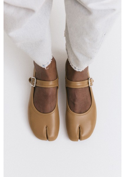 Babet 2526 - Parmak Arası Tek Bantlı Karamel Kadın Babet