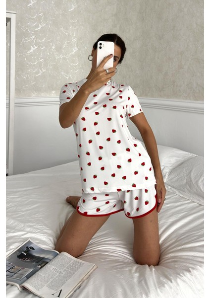 Kadın Çilek Desenli Yumuşak Dokulu T-Shirt Şortlu Pijama Takımı