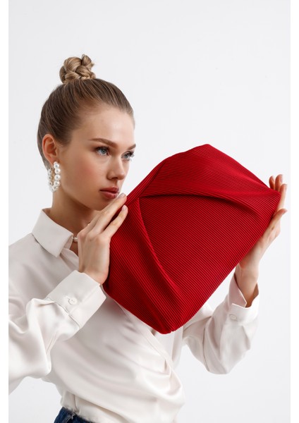 Kadın Kırmızı Piliseli Clutch El Çantası