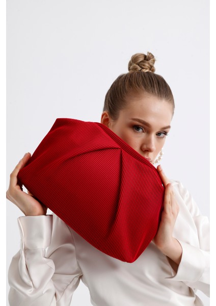 Kadın Kırmızı Piliseli Clutch El Çantası