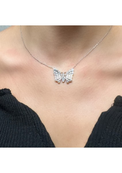 925 Ayar Gümüş Işıldıyan Kelebek Kolyesi