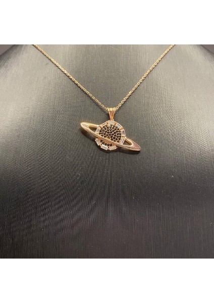 925 Ayar Gümüş Rose Kaplama Siyah ve Baget Taşlı Satürn Kolye