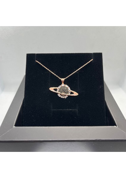 925 Ayar Gümüş Rose Kaplama Siyah ve Baget Taşlı Satürn Kolye fiyatları