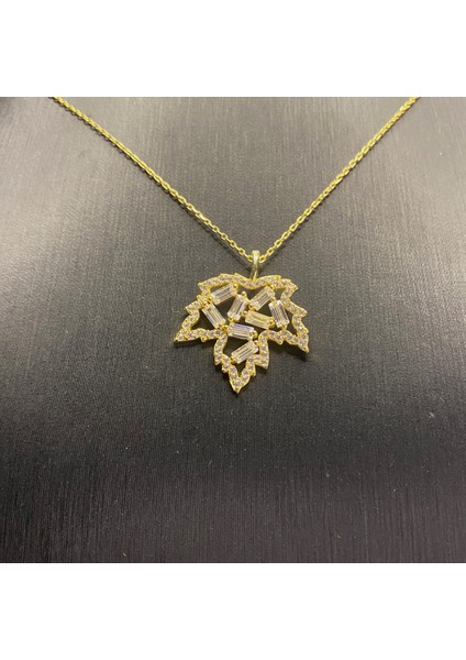925 Ayar Gümüş Sarı Altın Kaplama Baget Taşlarla Kaplı Yaprak Motifli Kolye
